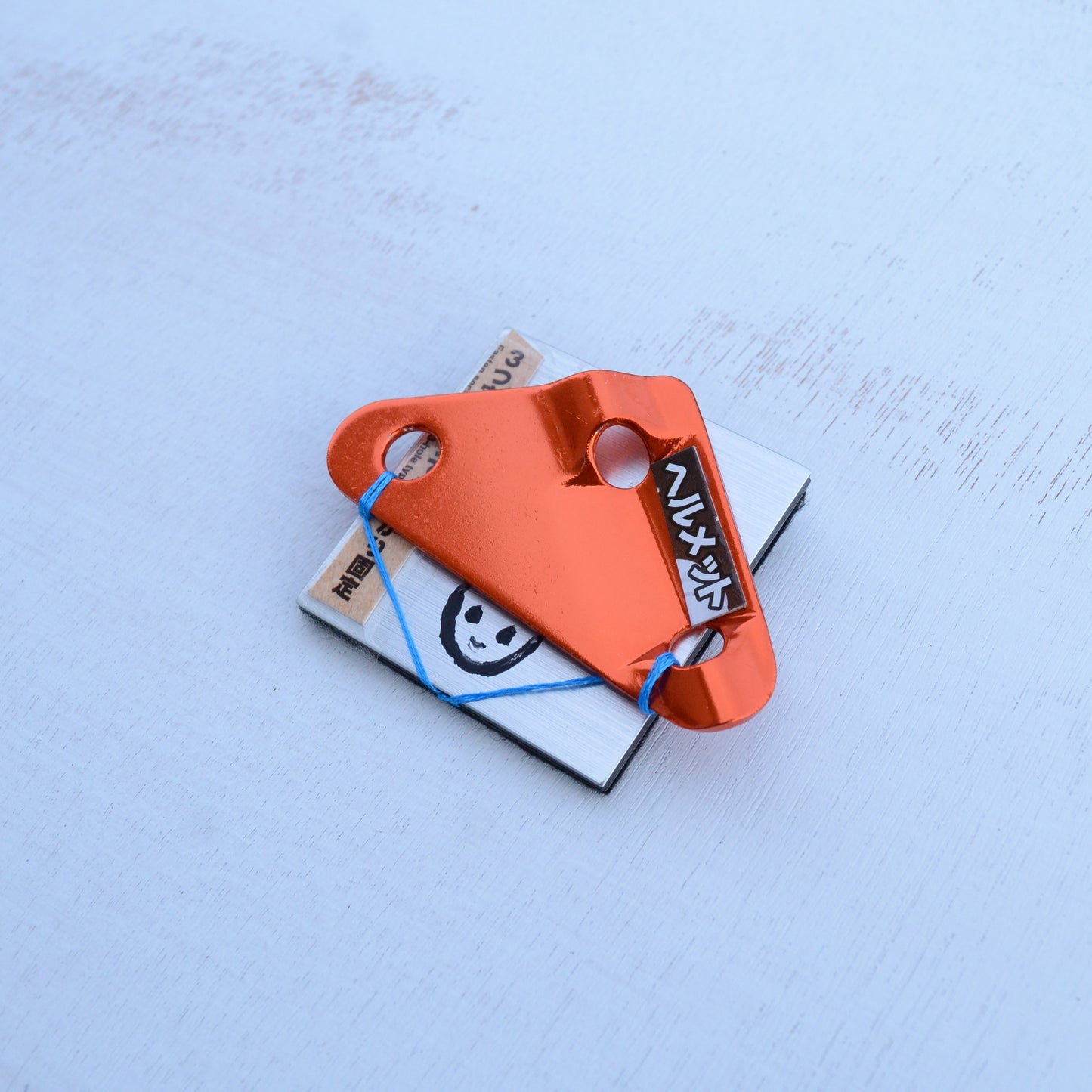 メタリックピンバッジ【3つ穴タイプでしっかり固定】